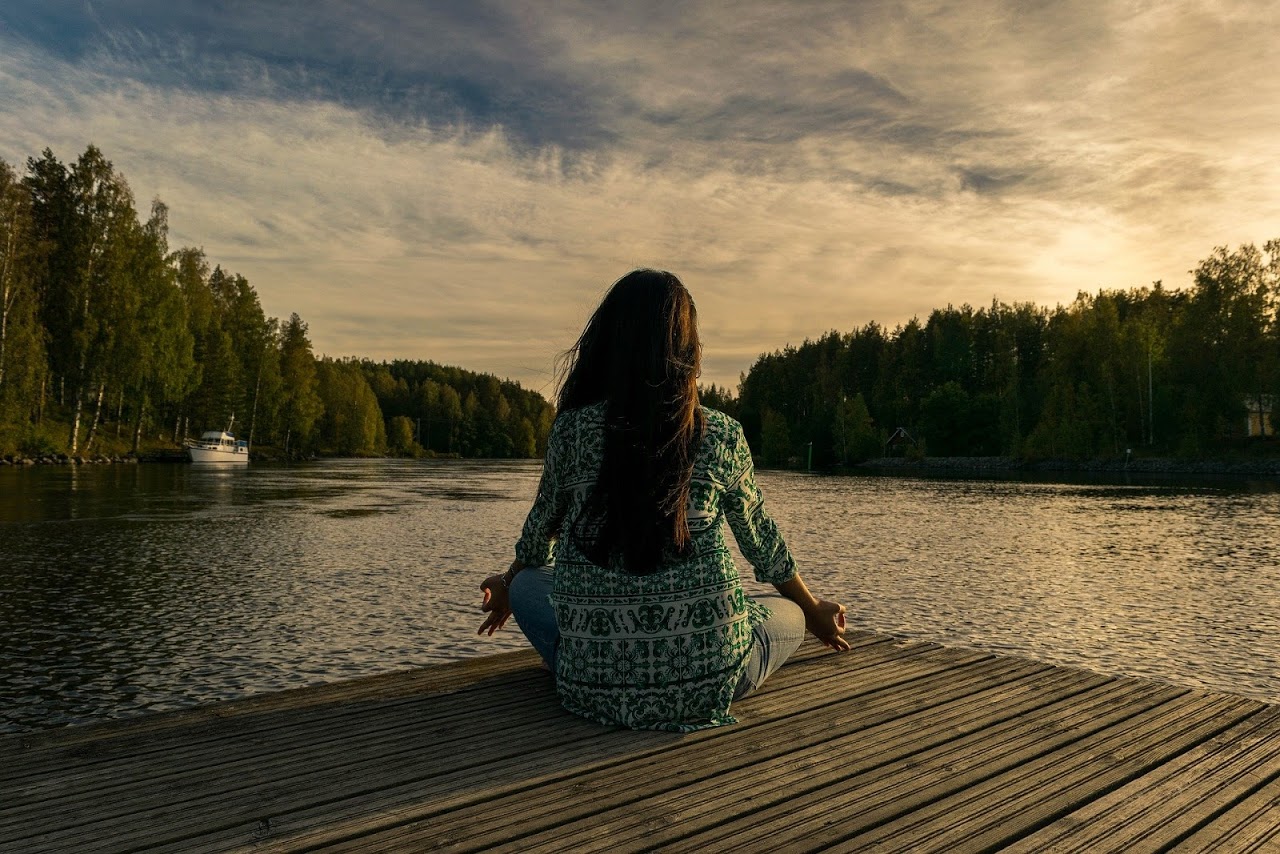 Woman living mindfully, practicing mindfullness